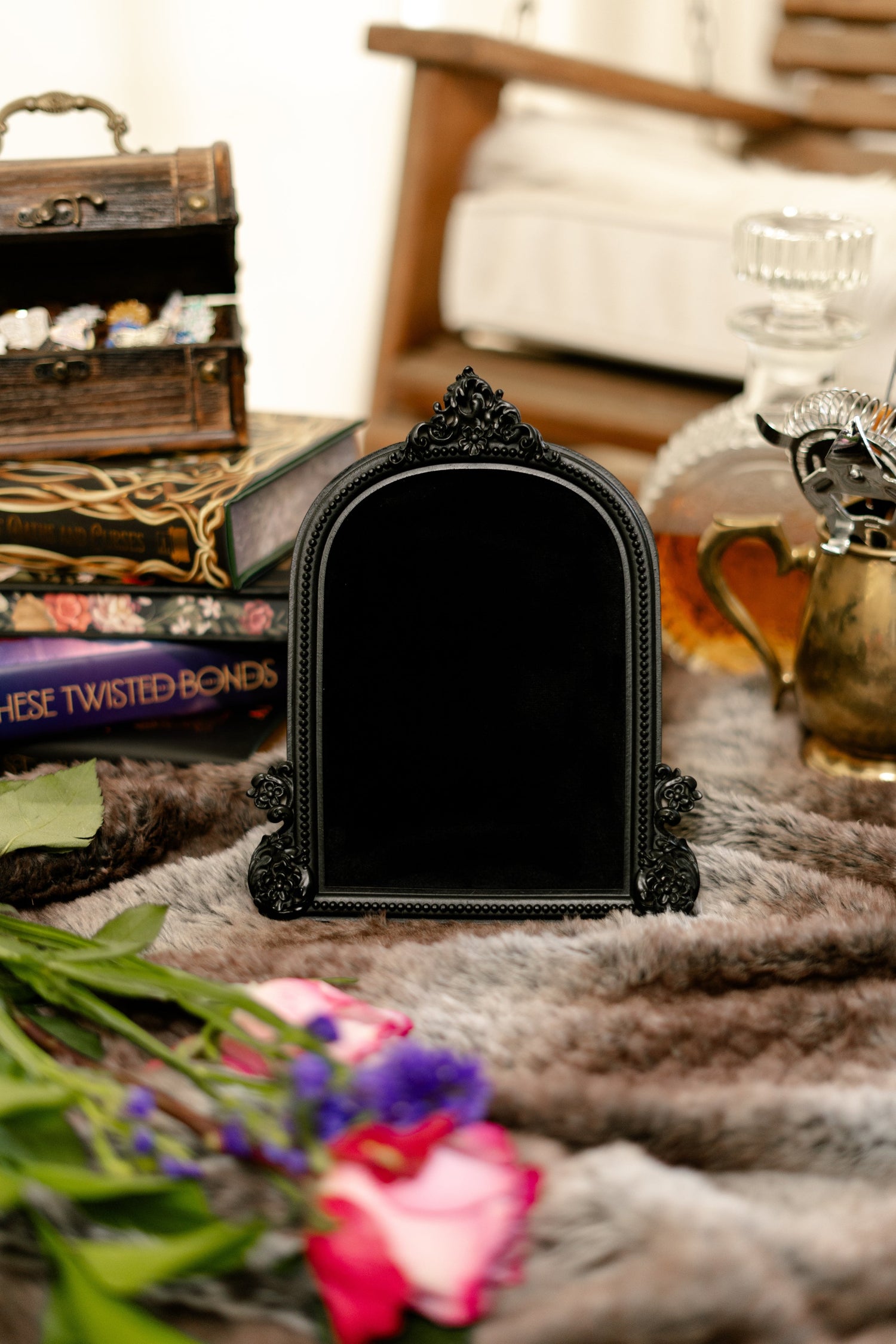 Onyx Arch 5x7 pinboard with black velvet insert